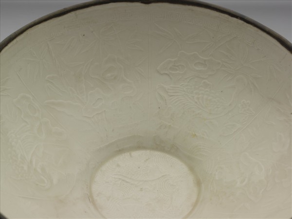 定窯 白瓷印花分格竹石棲鶴紋碗