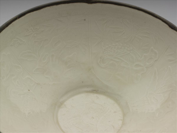 定窯 白瓷印花分格竹石棲鶴紋碗