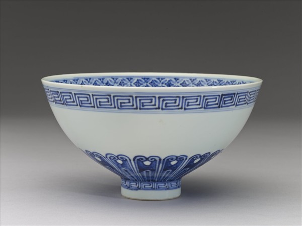 青花蓮瓣紋蓮子碗