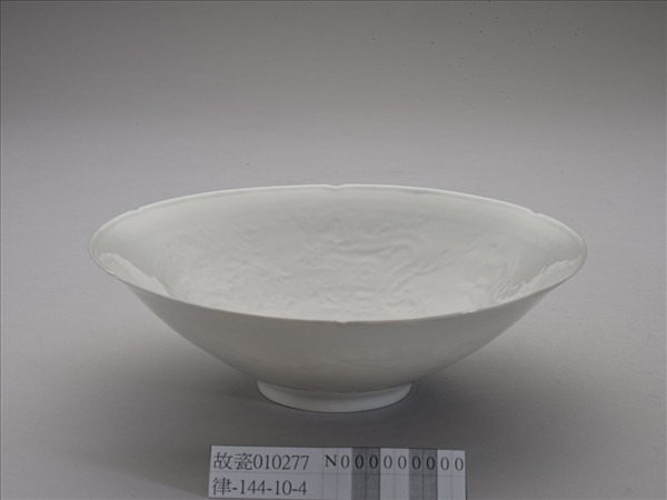 甜白半脫胎五龍葵瓣口碗