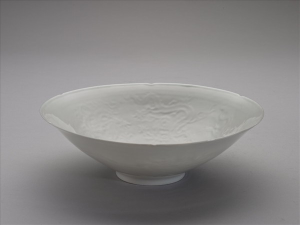 甜白半脫胎五龍葵瓣口碗