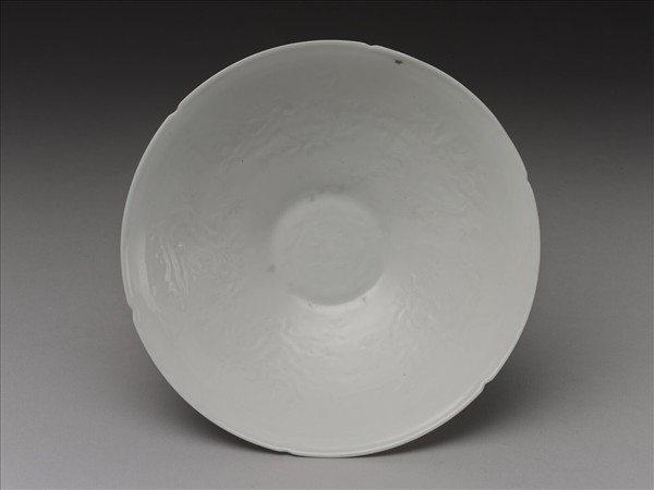 甜白半脫胎五龍葵瓣口碗