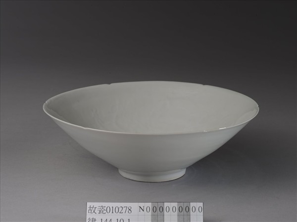 甜白半脫胎五龍葵瓣口碗