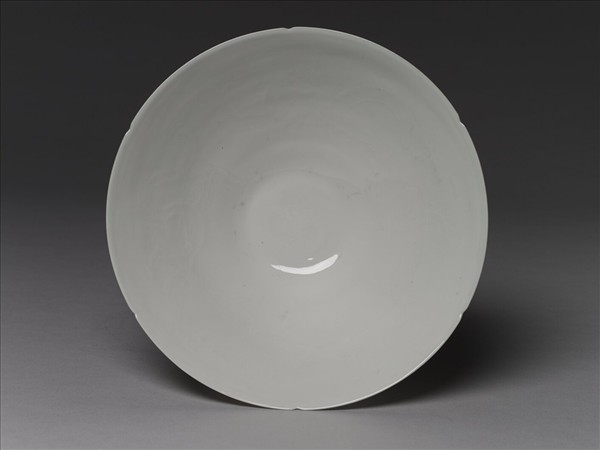 甜白半脫胎五龍葵瓣口碗