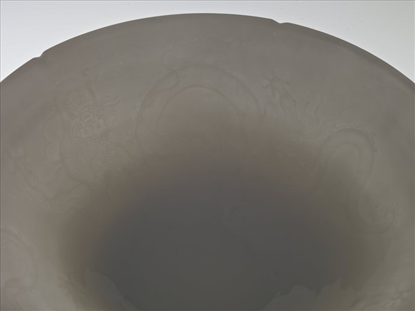 甜白半脫胎五龍葵瓣口碗