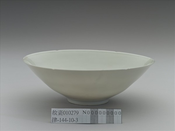 甜白半脫胎五龍葵瓣口碗