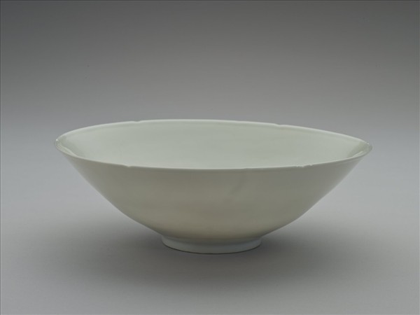 甜白半脫胎五龍葵瓣口碗