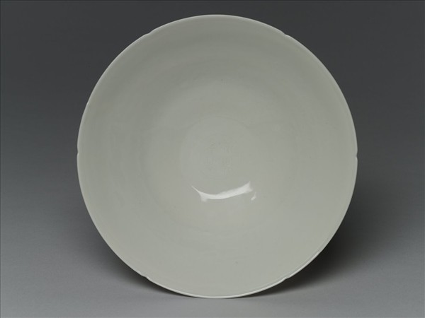 甜白半脫胎五龍葵瓣口碗