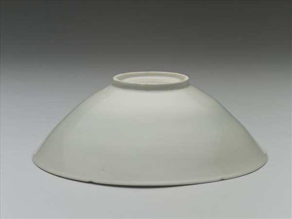 甜白半脫胎五龍葵瓣口碗