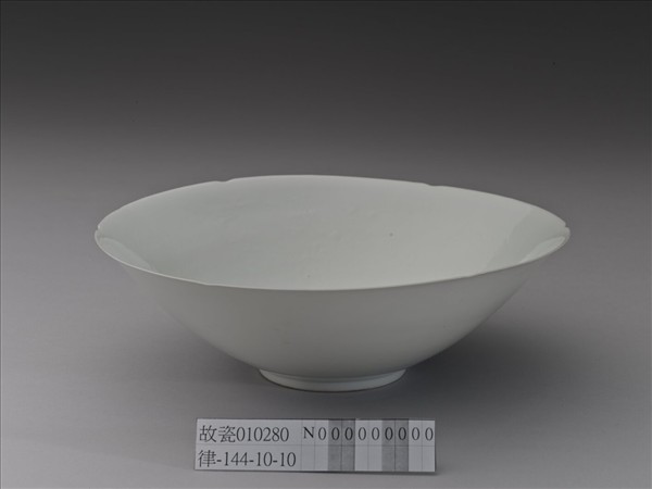 甜白半脫胎五龍葵瓣口碗