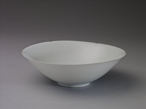 甜白半脫胎五龍葵瓣口碗