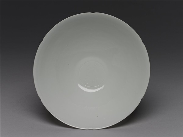 甜白半脫胎五龍葵瓣口碗