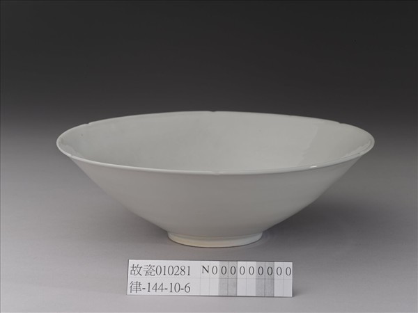 甜白半脫胎五龍葵瓣口碗