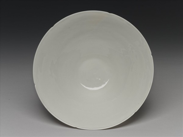 甜白半脫胎五龍葵瓣口碗