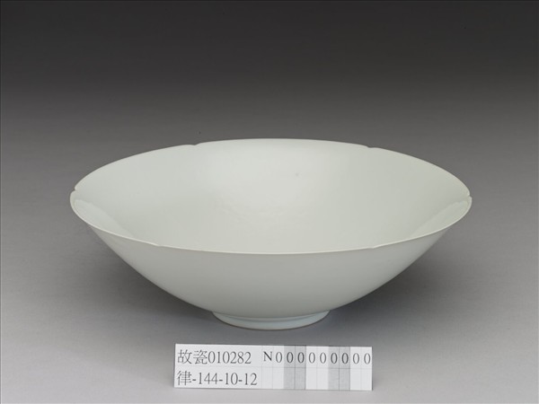 甜白半脫胎五龍葵瓣口碗