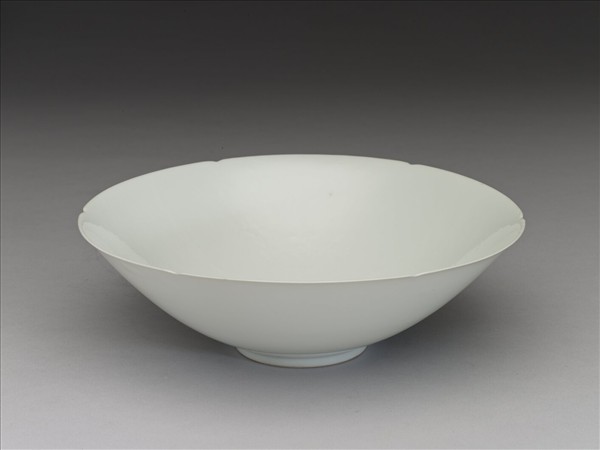 甜白半脫胎五龍葵瓣口碗