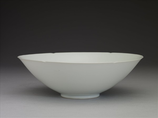 甜白半脫胎五龍葵瓣口碗