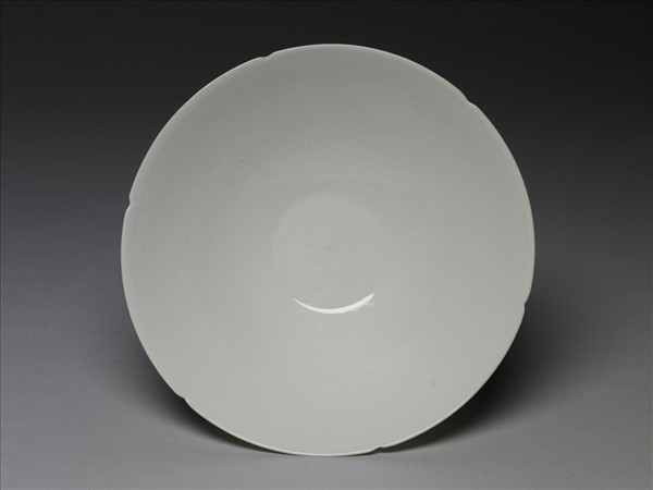 甜白半脫胎五龍葵瓣口碗