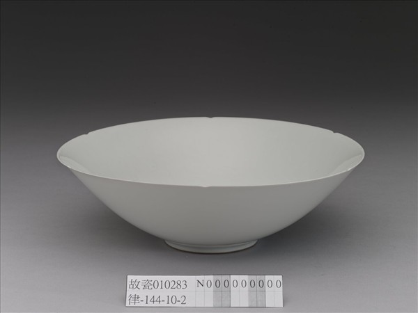 甜白半脫胎五龍葵瓣口碗