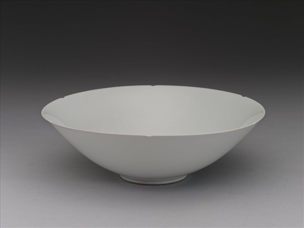 甜白半脫胎五龍葵瓣口碗