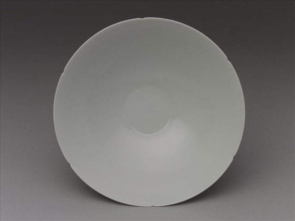 甜白半脫胎五龍葵瓣口碗