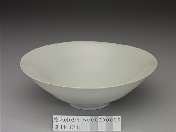 甜白半脫胎五龍葵瓣口碗