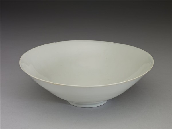 甜白半脫胎五龍葵瓣口碗