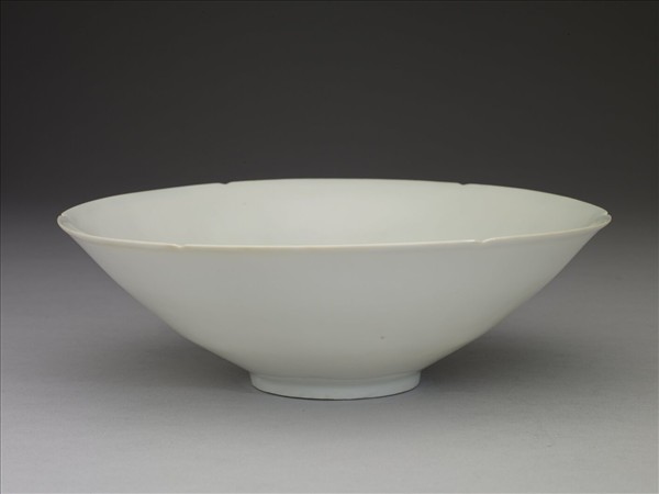 甜白半脫胎五龍葵瓣口碗