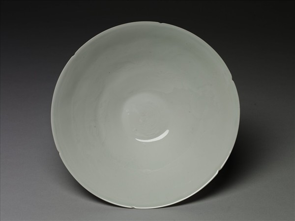 甜白半脫胎五龍葵瓣口碗