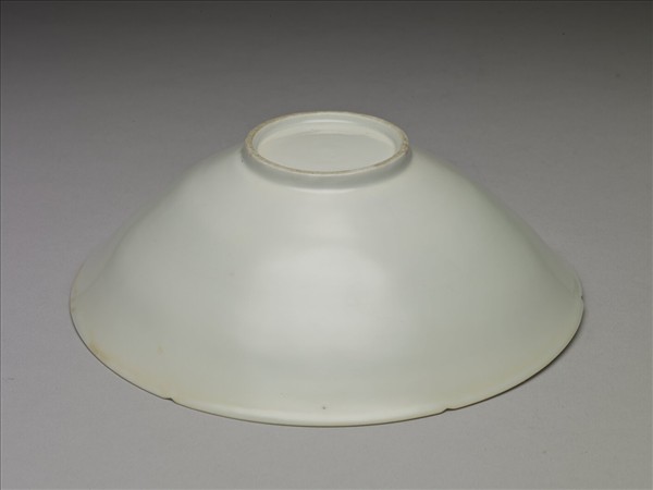 甜白半脫胎五龍葵瓣口碗