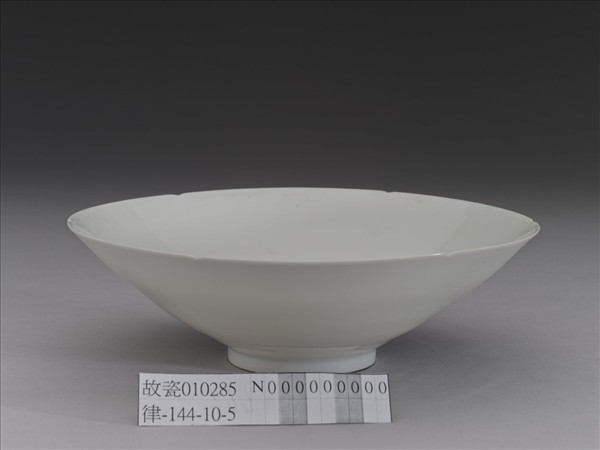 甜白半脫胎五龍葵瓣口碗