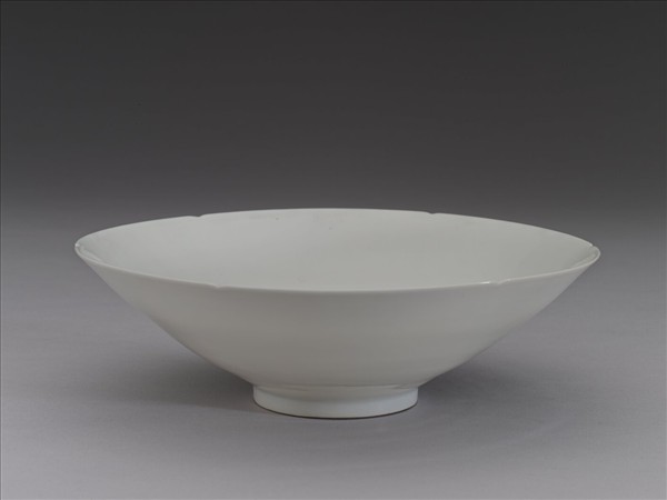 甜白半脫胎五龍葵瓣口碗