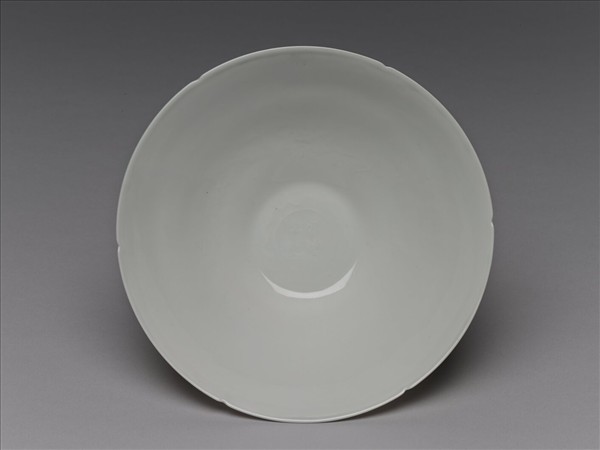 甜白半脫胎五龍葵瓣口碗