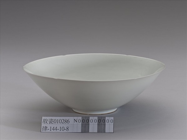 甜白半脫胎五龍葵瓣口碗