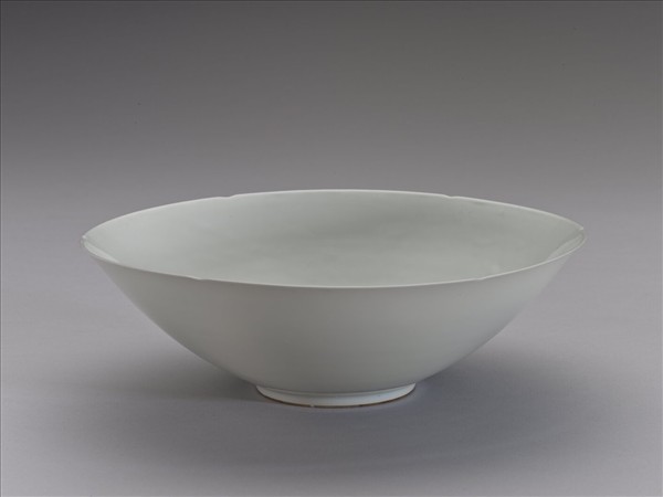 甜白半脫胎五龍葵瓣口碗