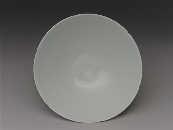 甜白半脫胎五龍葵瓣口碗