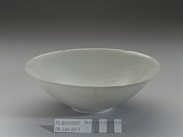 甜白半脫胎五龍葵瓣口碗