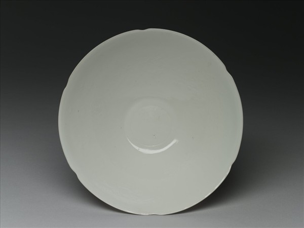 甜白半脫胎五龍葵瓣口碗