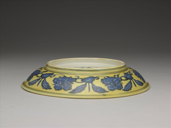 黃地青花花果紋盤
