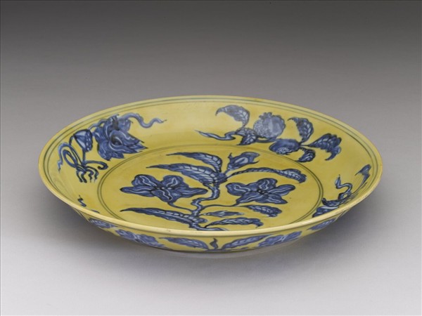 黃地青花花果紋盤