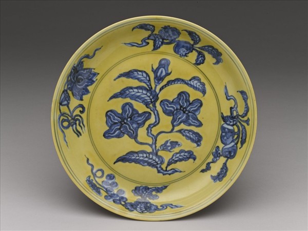 黃地青花花果紋盤