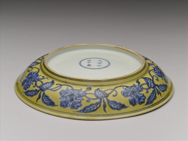 黃地青花花果紋盤
