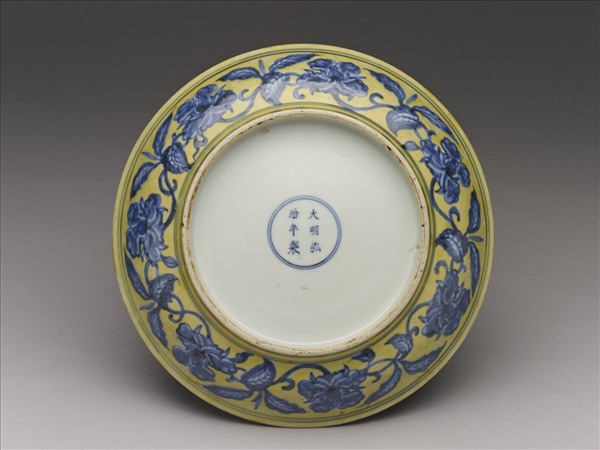 黃地青花花果紋盤
