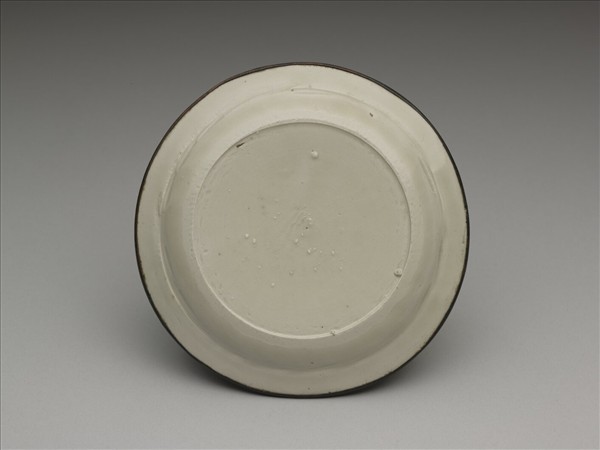 白瓷印花鴛鴦蓮塘紋折沿盤