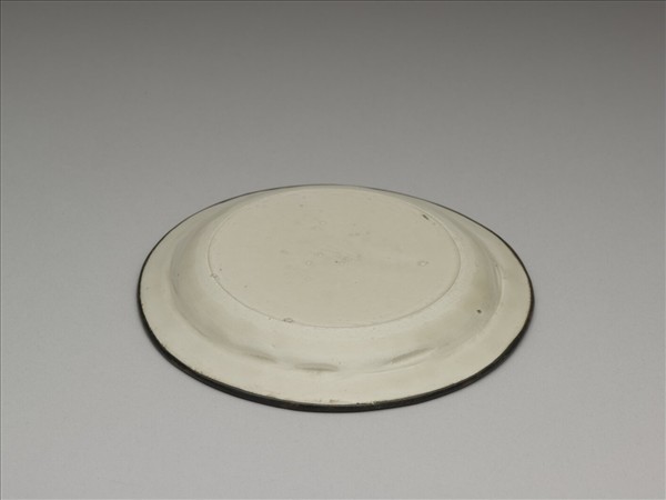 白瓷印花鴛鴦蓮塘紋折沿盤