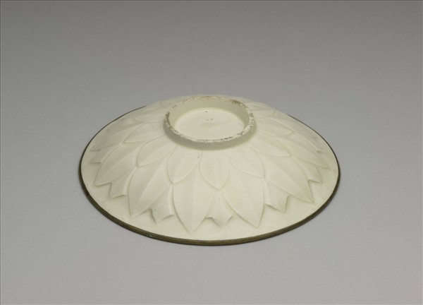 定窯 白瓷蓮瓣劃花蟠螭紋盤