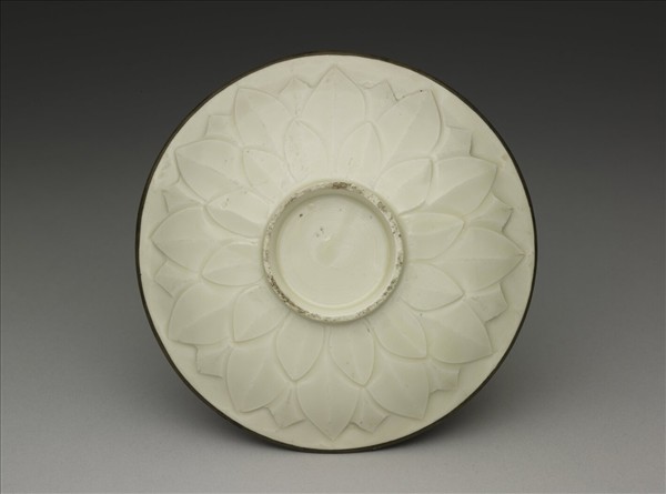 定窯 白瓷蓮瓣劃花蟠螭紋盤