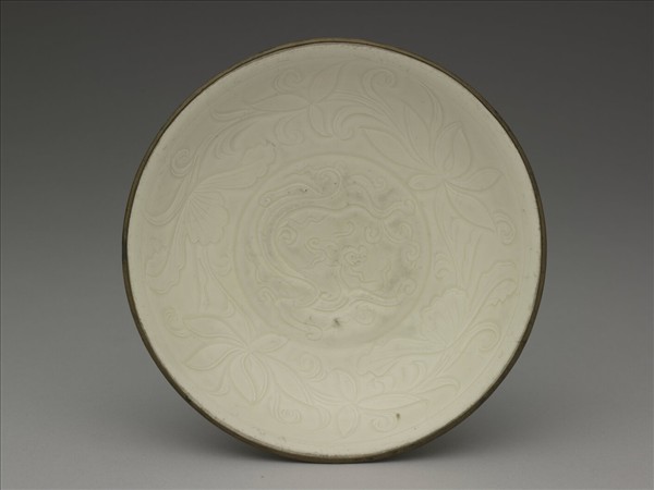 定窯 白瓷蓮瓣劃花蟠螭紋盤