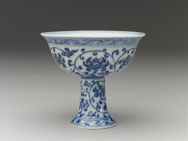 青花纏枝番蓮紋高足杯