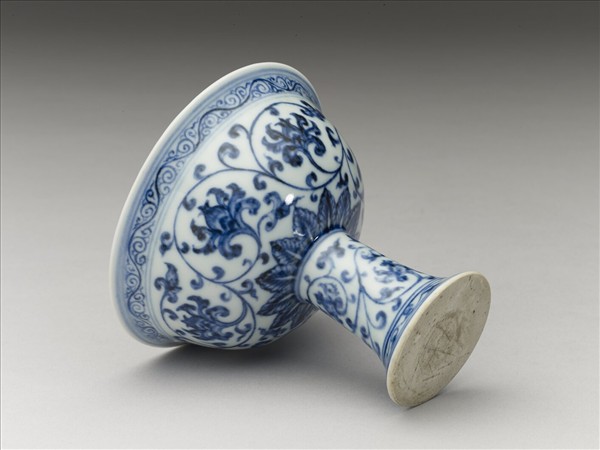 青花纏枝番蓮紋高足杯